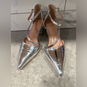 Nice Silver 2.5” Strappy pointed toe heels Size 7.5